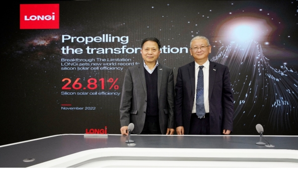 론지솔라의 창립자 리쩐궈(Li Zhengguo) CEO(오른쪽)와 론지솔라 중앙 R&D 센터 쉬 시샹(Xu Xixiang) 부사장 [사진=론지솔라]