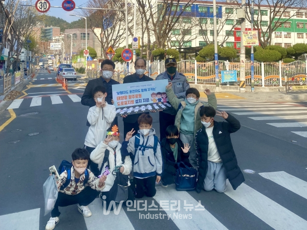 울산 명정초등학교에서 진행된 ‘태양광 활주로형 도로표지병 설치 지원 전달식’에서 관계자들과 학생들이 기념사진을 촬영하고 있다. [사진=동서발전]