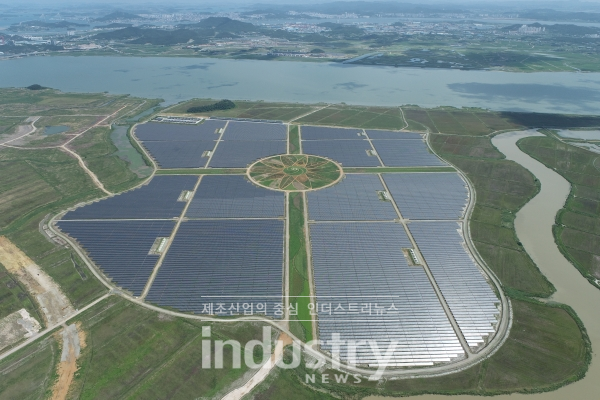 지난 2020년 국내 최대 규모로 조성된 솔라시도 구성지구 태양광발전소(98MW, ESS 306MWh, 158만9,000㎡) 전경 [사진=전라남도]
