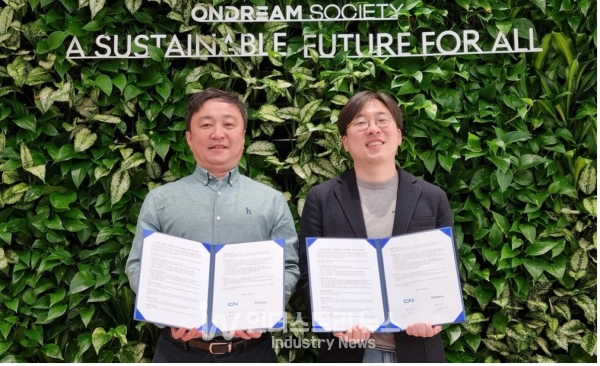 식스티헤르츠 김종규 대표(오른쪽)와 청남 김양수 대표가 MOU를 맺고 기념사진을 찍고 있다. [사진=식스티헤르츠]