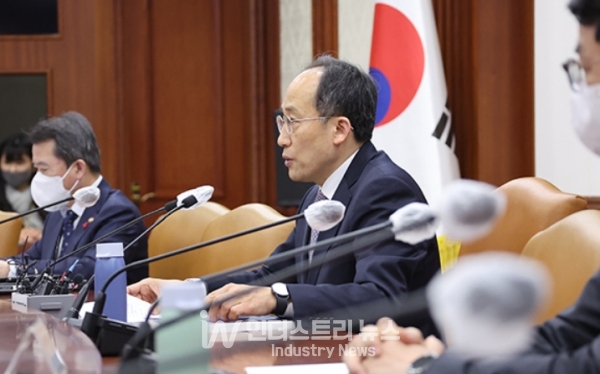 추경호 경제부총리 겸 기재부 장관이 26일 정부서울청사에서 EU 탄소국경조정제도(CBAM) 현황 및 대응 방안 등을 논의한 대외경제장관회의를 주재하고 있다. [사진=기획재정부]