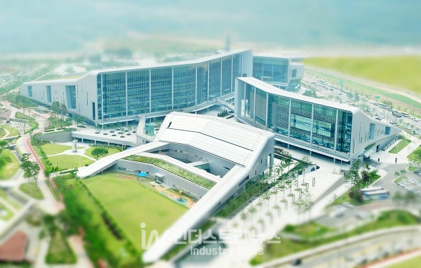 충남도가 미래 이동 수단(모빌리티) 기술을 선점하고 맞춤형 차량용 반도체 전주기 생태계를 완성하기 위해 도내 자동차 부품산업의 미래차 전환 지원에 속도를 낸다. [사진=충남도]