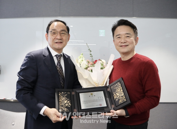 전남도는 글로벌 에너지 전남지역 인재 육성을 위해 포석을 놓아준 남경필 전 경기도지사에게 ‘전남‧경기 녹색에너지 장학금 조성’ 공로로 감사패를 전달했다. [사진=경기도]