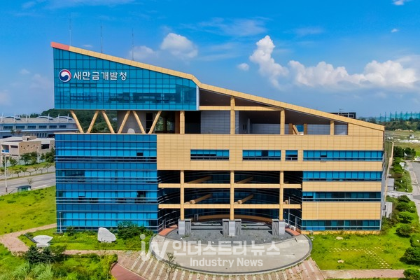 새만금개발청과 수상태양광 발전사업 참여기관이 사업추진방안 협의를 시작했다. 이에 따라 수상태양광 발전사업이 정상화 될 것으로 기대를 모으고 있다. [사진=새만금개발청]