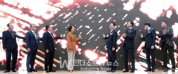 에너지신산업 규제자유특구 전력공급 통전식이 2일 오후 나주시 동수동 나주혁신산단 한전 에너지신기술연구원에서 열린 가운데 김영록 전라남도지사, 이영 중소벤처기업부장관, 정승일 한국전력공사, 윤병태 나주시장 등 통전 세리모니를 하고 있다. [사진=전남도]