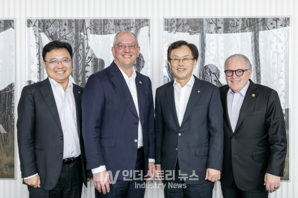 롯데케미칼은 지난 9일 롯데월드타워에서 미국 루이지애나 주정부와 친환경 사업 협력을 위해 논의했다. (왼쪽부터) 롯데케미칼 기초소재사업 황진구 대표, 미국 루이지애나주 존 벨 에드워즈(John Bel Edwards) 주지사, 롯데케미칼 김교현 부회장, 루이지애나주 돈 피어슨(Don Pierson) 경제개발부 장관 [사진=롯데케미칼]