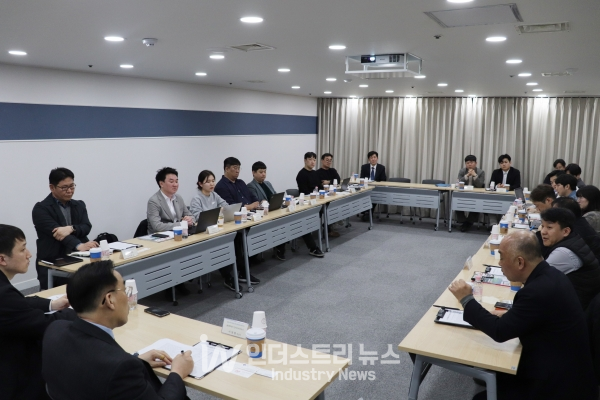이날 간담회에서는 △2022년 국내 태양광 인버터 주요 이슈 및 기업별 성과 △n타입 등 급격한 태양광 모듈 기술발전에 따른 인버터 성능 가이드 △지속운전성능 등 정부 정책 변화에 따른 기업별 전략 △올바른 국내 태양광발전 보급과 전력시장 안정화를 위한 정책 제언 및 개선방안 등이 논의됐다. [사진=인더스트리뉴스]