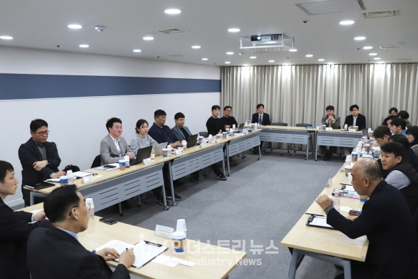 이날 간담회에서는 △2022년 국내 태양광 인버터 주요 이슈 및 기업별 성과 △n타입 등 급격한 태양광 모듈 기술발전에 따른 인버터 성능 가이드 △지속운전성능 등 정부 정책 변화에 따른 기업별 전략 △올바른 국내 태양광발전 보급과 전력시장 안정화를 위한 정책 제언 및 개선방안 등이 논의됐다. [사진=인더스트리뉴스]