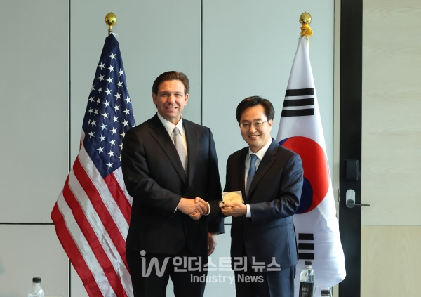 김동연 경기도지사와 디샌티스 플로리다주지사가 26일 서울 포시즌스호텔에서 열린 무역투자 파트너십 행사에서 만났다. [사진=경기도]