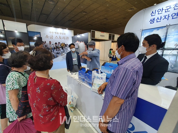 소금박람회에 참가한 신안군천일염생산자연합회 관계자가 전남 갯벌 천일염에 대해 설명하고 있는 모습.