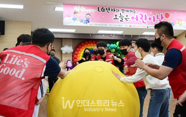 LG전자 임직원들이 지난 2일 서울시 강동구에 위치한 암사재활원에서 열린 '오늘은 어린이날' 행사에서 장애 아동 및 청소년들과 함께 작은 운동회에 참여하고 있다. LG전자는 지난 2014년부터 10년째 암사재활원과 인연을 이어오고 있다.