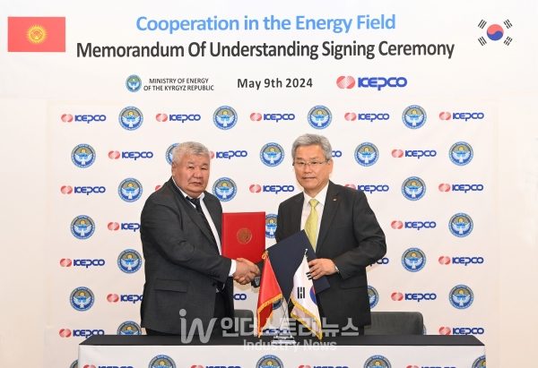 (사진 왼쪽부터) 키르기즈공화국 이브라에프 장관과 한전 김동철 사장이 MOU 체결 후 기념촬영을 하고 있다. [사진=한국전력공사]