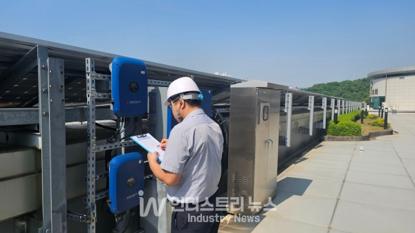 용인시 관계자가 태양광 발전설비를 점검하고 있다. [사진=용인시]