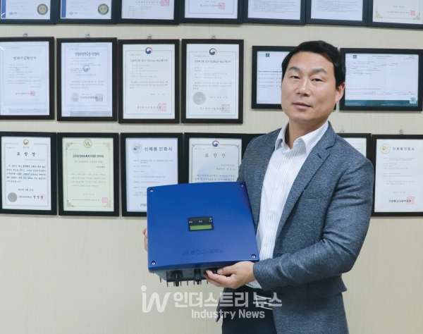 새롭게 출시한 3.5kW 접속함 일체형 인버터를 소개하는 디아이케이 염승민 부장 [사진=인더스트리뉴스] 