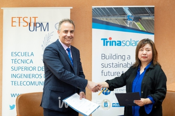 IES-UPM의 이그나시오 안톤 에르난데스 이사와 트리나솔라의 헬레나 리 대표가 장기 협력 계약 체결 후 기념촬영을 하고 있다. [사진=트리나솔라]
