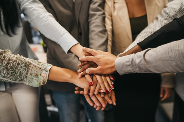 저출생으로 인한 인구 급감 문제를 겪는 한국 사회를 두고, 대한상공회의소에서는 이민정책을 전환해 '인구충격'의 속도를 늦춰야 한다고 제언했다. 사진은 이민근로자들을 상징한다. [사진=gettyimage]