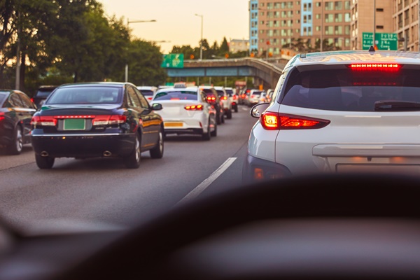 하이브리드차의 인기가 나날이 높아지는 가운데 국내 자동차 업계에서는 하이브리드차 라인업을 늘리려는 움직임을 보인다. 사진은 도로를 달리는 자동차의 모습. [사진=gettyimage]