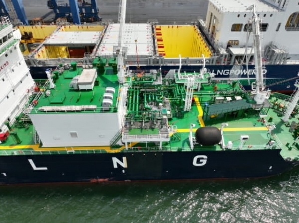 지난 8일 부산신항 5부두에서 컨테이너를 하역 중이던 선박에 LNG를 공급하는 모습/사진 = 한국가스공사