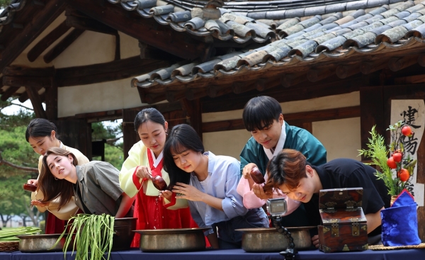 단오를 앞둔 지난 6일 5일 서울 종로구 국립민속박물관 내 오천댁에서 외국인 유학생들이 창포물 머리 감기를 체험하고 있다. [사진=연합뉴스]