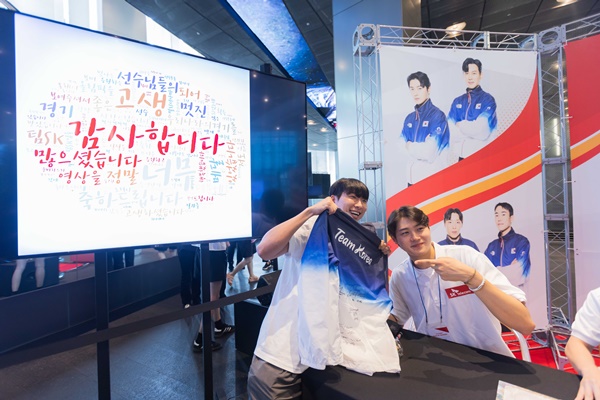 오상욱 펜싱 국가대표 선수(오른쪽)가 SKT 구성원과 함께 사진을 찍고 있다. [사진=SKT]