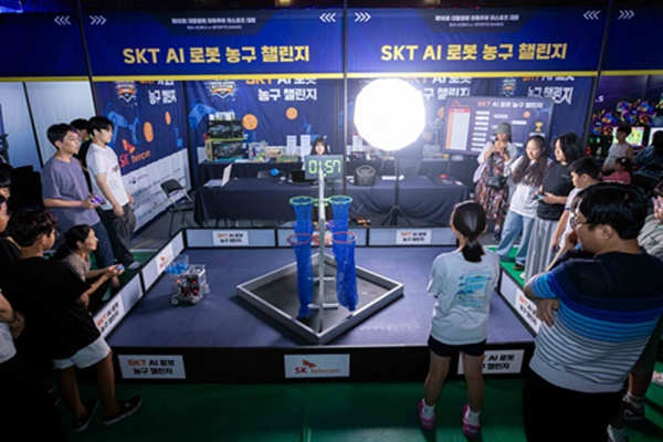 SKT가 개최한 'AI 로봇 농구 챌린지'에서 참가자들이 경기하고 있다. [사진=SKT]