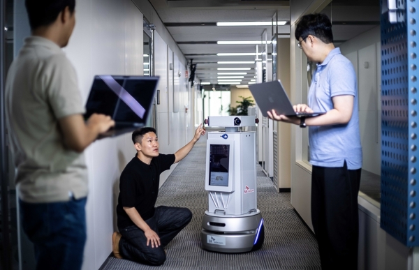 자율주행 로봇 기술을 연구중인 SK텔레콤 연구원들 모습. [사진=SKT]