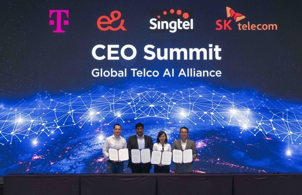 지난해 7월 서울 워커힐서 열린 ‘글로벌 텔코 AI 얼라이언스 CEO 서밋’에 유영상 SKT 사장(사진 오른쪽)을 비롯한 최고경영자(CEO)들이 기념사진을 촬영하고 있다. [사진=SKT]