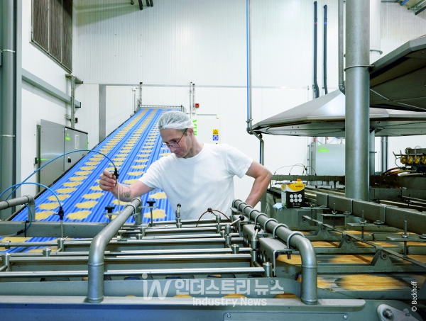 Beckhoff의 PC 기반 제어 기술은 원재료 절감으로부터 7~8%의 이득을 달성하는 데 도움이 됐던 클라우드 플랫폼의 근간을 이룬다. [사진=Beckhoff]<br>