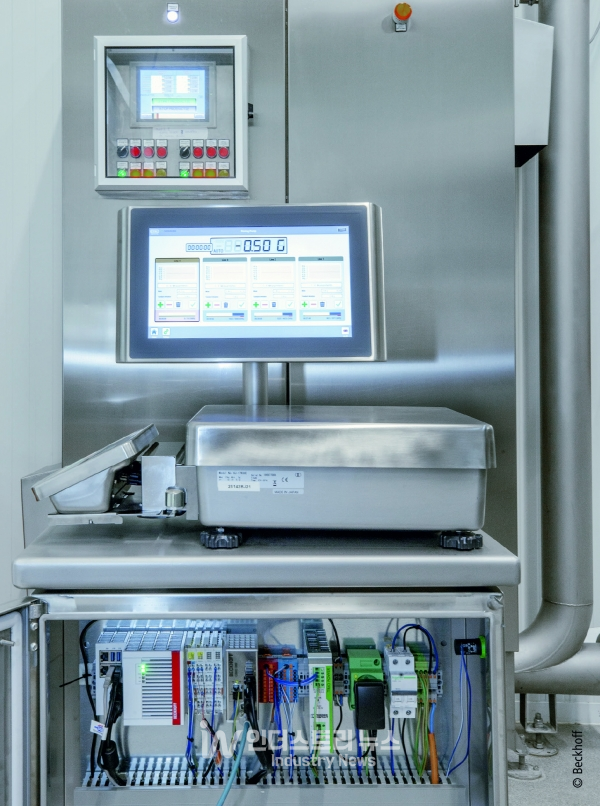 TwinCAT 및 CX5240 임베디드 PC(아래)와 스테인리스강 재질(가운데)의 CP3916 컨트롤 패널의 결합을 통해 바닥 저울을 포함한 모든 가능한 시스템에서 전송되는 데이터를 쉽게 통합할 수 있으며, 클라우드 기반 솔루션의 근간이 형성된다. [사진=Beckhoff]<br>