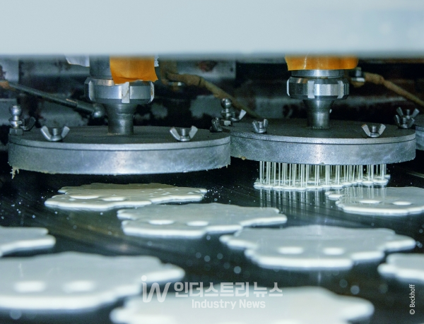 이전의 밀가루 반죽 수동 투입이 클라우드 플랫폼에서의 제반 데이터 평가를 포함한 서보모터 기반 제어 방식으로 전환됐다. [사진=Beckhoff]<br>