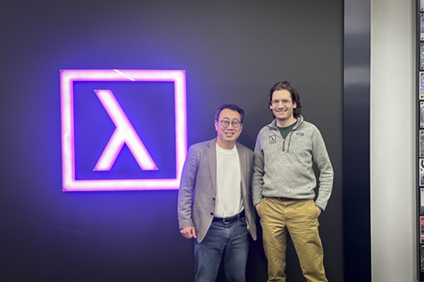 지난 1월 람다의 산호세 본사에서 유영상 SKT CEO(왼쪽)와 스티븐 발라반(Stephen Balaban) 람다 창업자 겸 CEO가 환하게 웃으며 포즈를 취하고 있다. [사진=SKT]