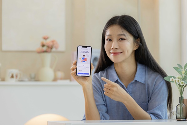 SKT 모델이 비밀번호 필요 없는 패스키 인증 시스템을 소개하고 있다. [사진=SKT]