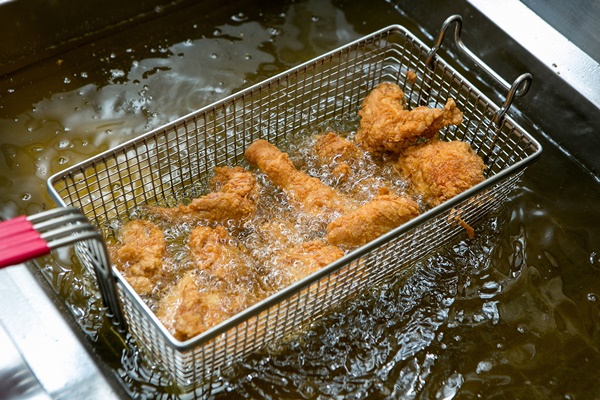 치킨이 기름에 튀겨지고 있다. [사진=gettyimage]