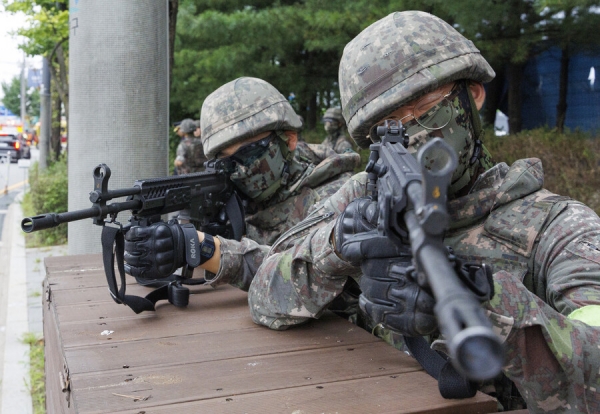 지난 22일 오후 서울 도봉구 도봉산역 일대 도로에서 수도방위사령부 제56사단 용마여단 장병들이 민방위 훈련 공습경보가 발령되자 군·경 합동 교통 통제소를 설치한 뒤 경계하고 있다/ 사진 = 연합뉴스