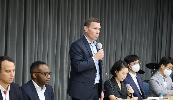 마티아스 바이틀 메르세데스-벤츠코리아 사장이 지난 14일 인천 서구 청라동 한 교회에서 열린 전기차 화재 피해 주민들과 간담회에서 발언하고 있다/사진 = 연합뉴스