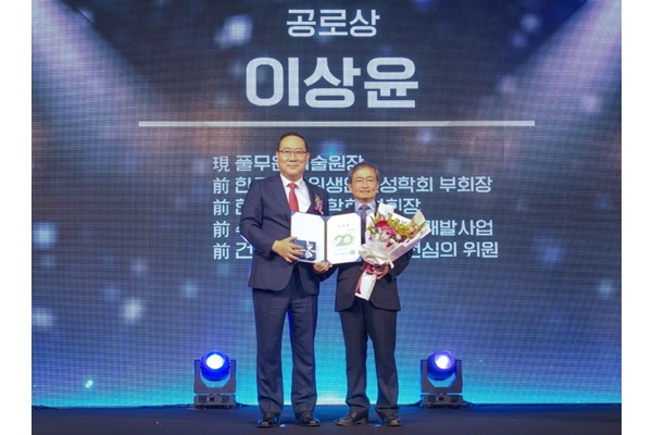 정명수 한국건강기능식품협회장(왼쪽)과 이상윤 풀무원기술원장이 지난 29일 광화문 포시즌스호텔에서 열린 ‘건강기능식품 법 시행 20주년 기념식’에서 공로상과 꽃다발을 들어 보이며 미소 짓고 있다. [사진=풀무원]