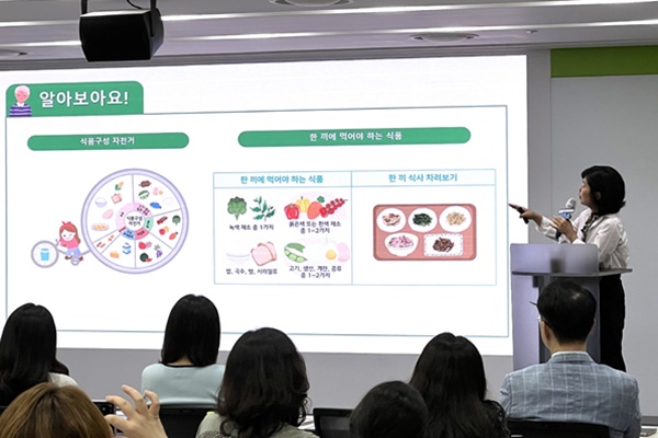 많은 사람이 ‘어린이 식생활 개선 토크쇼’ 수업을 듣고 있는 모습. [사진=풀무원]