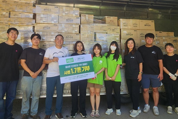 풀무원의 펫푸드 브랜드 풀무원아미오가 KCMC 문화원과 함께 전개한 ‘올바른 반려문화 기부 캠페인’을 통해 동물보호단체 ‘사단법인 유엄빠’에 사료 1.7t을 기부하고 물품을 직접 운반한 뒤 기부 증서를 들어 보이며 미소를 짓고 있다. [사진=풀무원]