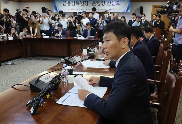 이복현 금융감독원장이 10일 서울 중구 은행회관에서 열린 금융감독원장-은행장 간담회에서 모두발언하고 있다 /사진=연합뉴스