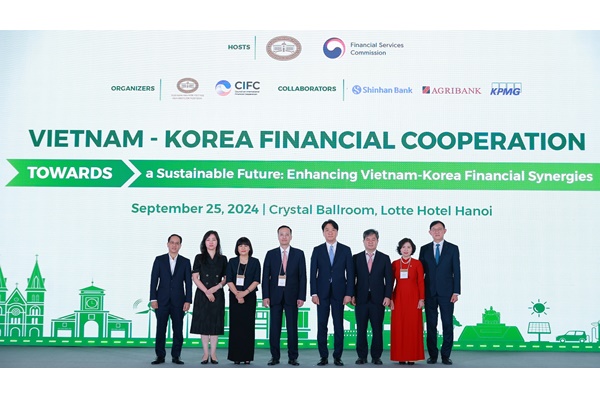 ‘한국-베트남 금융 협력 포럼’ 관계자들이 기념 촬영하고 있다. [사진=신한은행,]