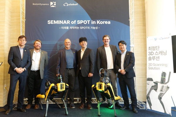 클로봇이 보스턴다이내믹스와 함께 사족보행로봇 SPOT의 가능성과 미래를 주제로 하는 세미나를 개최했다. 현장에는 보스턴다이내믹스 CEO인 Robert playter와 클로봇 김창구 대표를 비롯한 관계자들이 참석했다. [사진=클로봇]