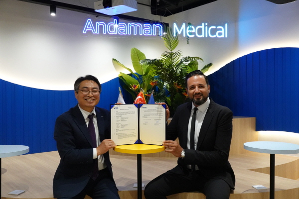 KTR이 아세안 주요국 의료기기 등록 대행기관인 안다만 메디컬과 협력해 국내 기업의 수출을 지원한다. 사진 왼쪽부터 KTR 김현철 원장, 싱가포르 안다만 메디컬 므라드 콜티 대표 [사진=KTR]