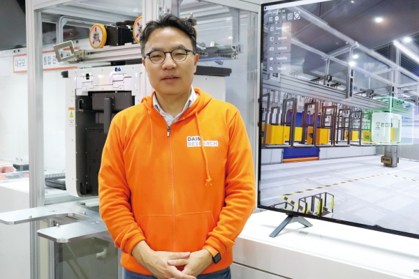 다임리서치 장영재 대표는 “전통적인 자동화가 컨베이어 벨트 기반이었다면 오늘날의 자동화는 로봇 기반 공장 운영”이라며, “수많은 로봇이 협업하면서 서로 간 시너지를 낼 수 있는 기술을 통해 공장 운영 무인화를 실현하고 있다”고 밝혔다. [사진=인더스트리뉴스]