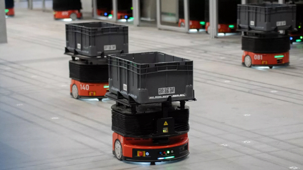 데마틱이 AMR 솔루션을 통해 창고 운영 프로세스 개선과 주문 처리 효율 향상에 기여하고 있다. [사진=데마틱]