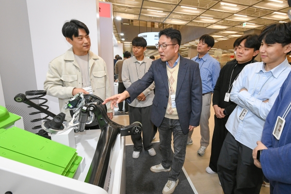 현대모비스는 지난 11일 경기도 의왕연구소에서 제5회 모듈신기술 성과공유회를 개최했다. 고객사와 협력사 관계자들을 초청해 연구개발 성과를 알린 이번 행사에서 관람객들이 전시품 설명을 듣고 있다./사진=현대모비스