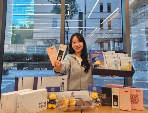 CU 관계자가 14일 수학능력시험을 앞두고 '서울대 세트' 등 수능 상품을 소개하고 있다./사진=BGF리테일