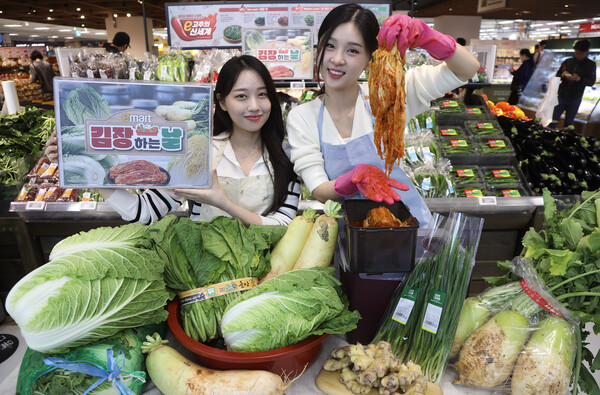 15일 오전 이마트 용산점에서 모델들이 '김장대전' 행사 채소들을 소개하고 있다./사진=이마트