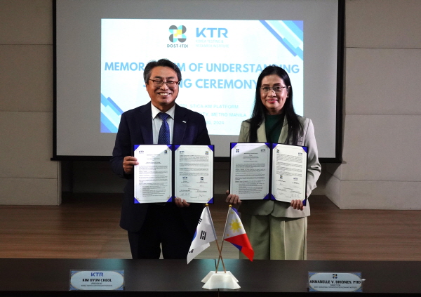 한국화학융합시험연구원과 필리핀 산업기술개발연구소가 협약을 체결하면서 그린 패키징 등 친환경 인증 업무에 협력한다. 사진 왼쪽부터 KTR 김현철 원장, 필리민 ITDI 애너벨 브리오네스 원장 [사진=KTR]