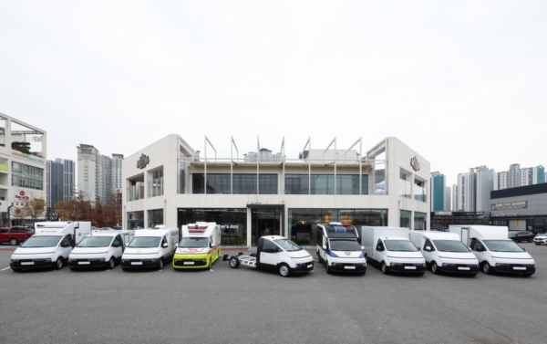 20일 충남 천안 H카페에서 열린 ‘업피터스 데이’에 ST1 샤시캡 기반으로 제작한 특장 차량들이 전시돼 있다./사진=현대자동차