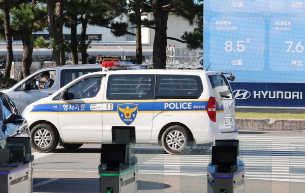 지난 19일 울산시 북구 현대자동차 울산공장에서 차량 성능 테스트 중 연구원 3명이 숨진 가운데 20일 오전 경찰 차량이 합동감식을 위해 공장으로 들어가고 있다./사진=연합뉴스